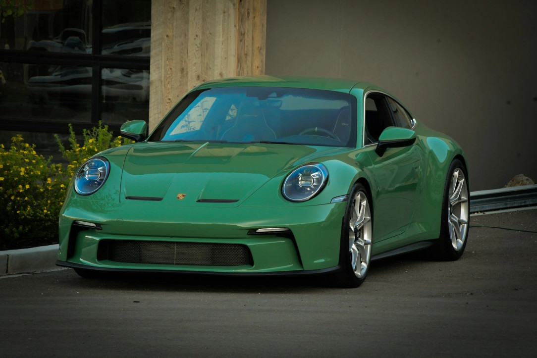 سيارة رياضية خضراء في ساحة انتظار السيارات