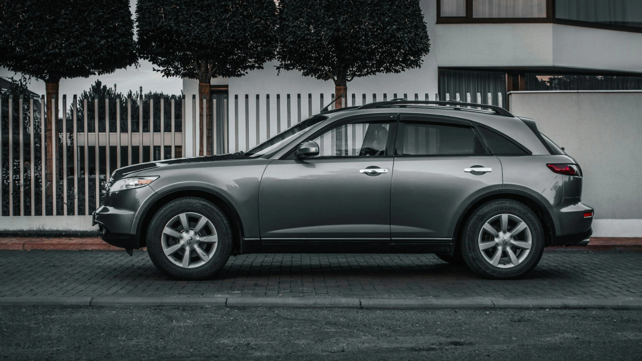 szary SUV Subaru